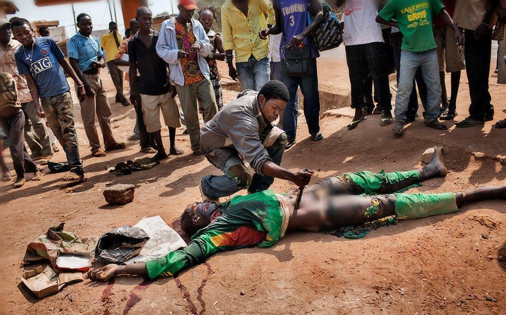 "这张照片是一个非洲的被穆斯林开枪杀死之后,姐姐在她死后为她哀嚎