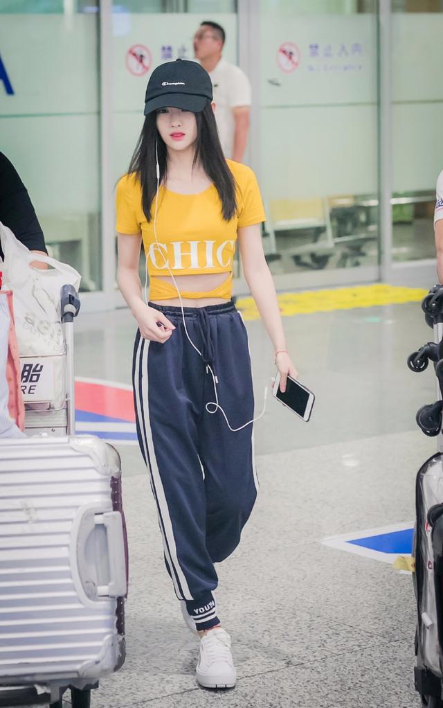 鞠婧祎运动长裤,姜黄色露腰t恤