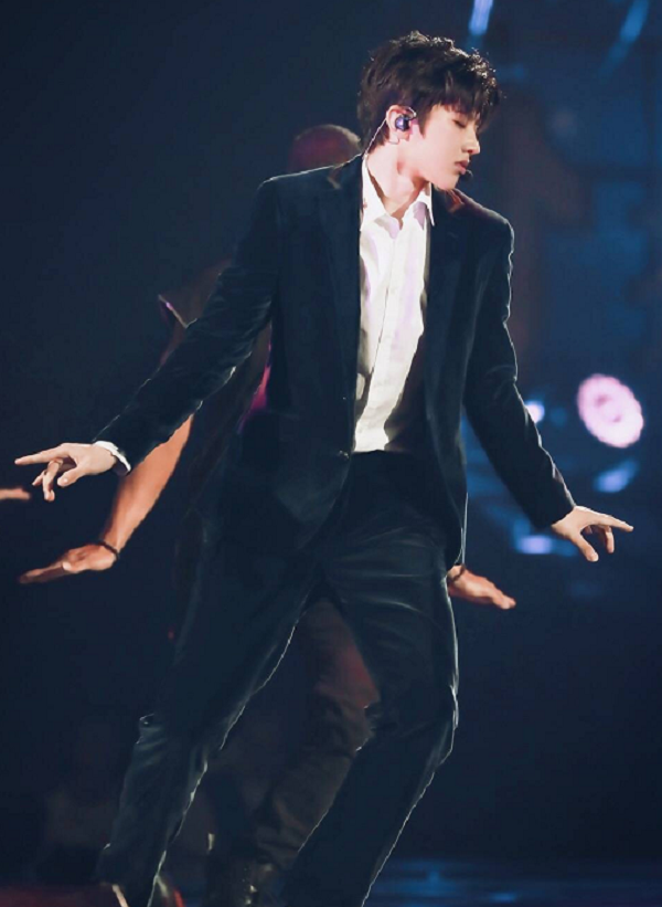 蔡徐坤跳舞瞬间的抓拍照,张张帅气有范,看后让你免疫力尽失