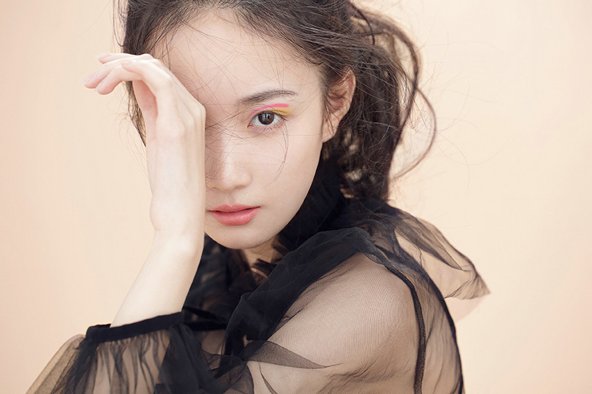 张垚曝复古黑白纱裙暖春写真 跳跃系眼妆凸显清甜少女调