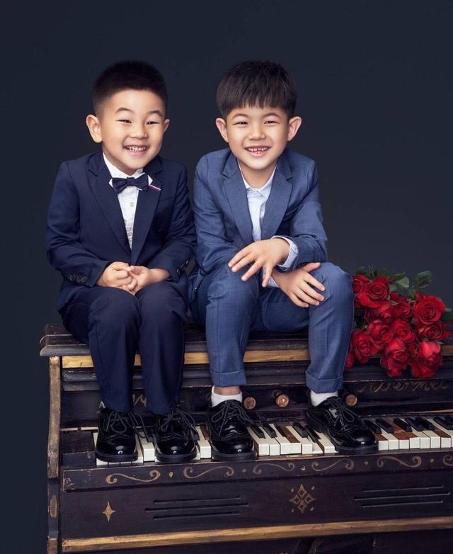 胡可带两个儿子拍写真,小鱼儿表情喜感,安吉新牙没长全依然帅气