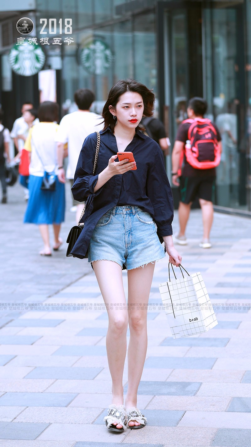 街拍精致的女孩子永远都懂得如何打扮自己