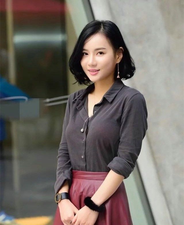 街拍:40岁姐姐配上短发,衬衫,一步裙,爱笑,实在大气漂亮