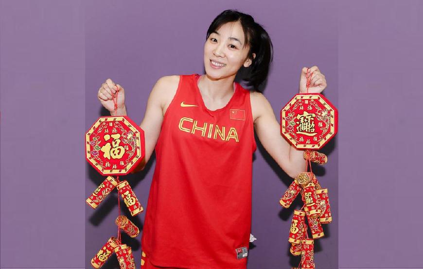她曾是女篮第一美女,库里都要偷瞄她,年仅28却伤病缠身将退役