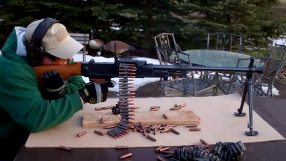 性能可靠的捷克vz59式通用机枪,后坐力较大 一般人难以承受