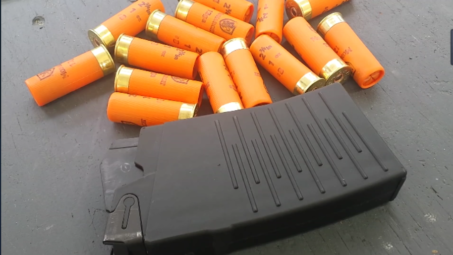 威力较大的vepr-12霰弹枪,采用12号口径弹药供弹 靶场射击测试