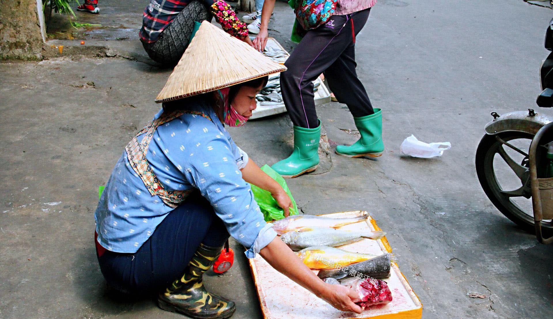 的渔民自己捕获的鱼儿在贩卖,这样的小摊通常早晨的菜市场附近比较多