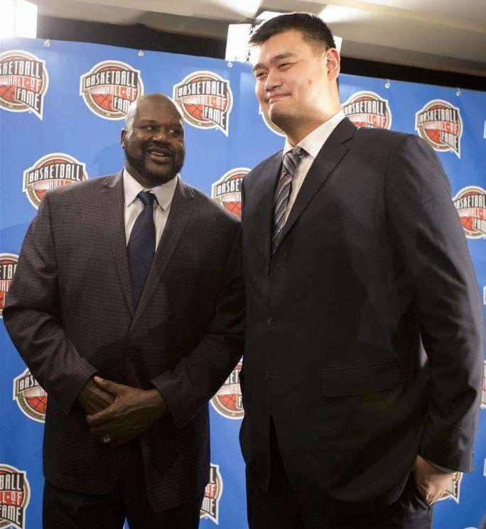 nba球星和姚明合影都啥样,欧文像小学生 詹姆斯显娇小