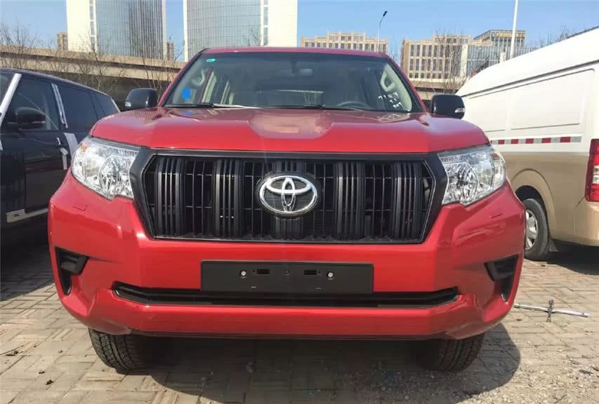 停车场来了台普拉多,红色车身很少见,网友:太霸气!