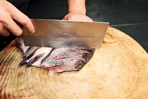 鱼身两侧各剞三刀