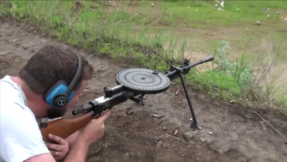 二战立下汗马功劳的dp轻机枪,又称"转盘机枪"靶场射击实测