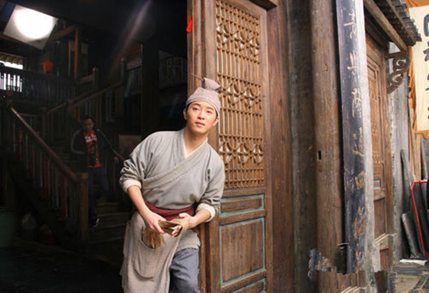 古代大侠吃完饭,把碎银子往桌上一丢就走,小二为何从来不数