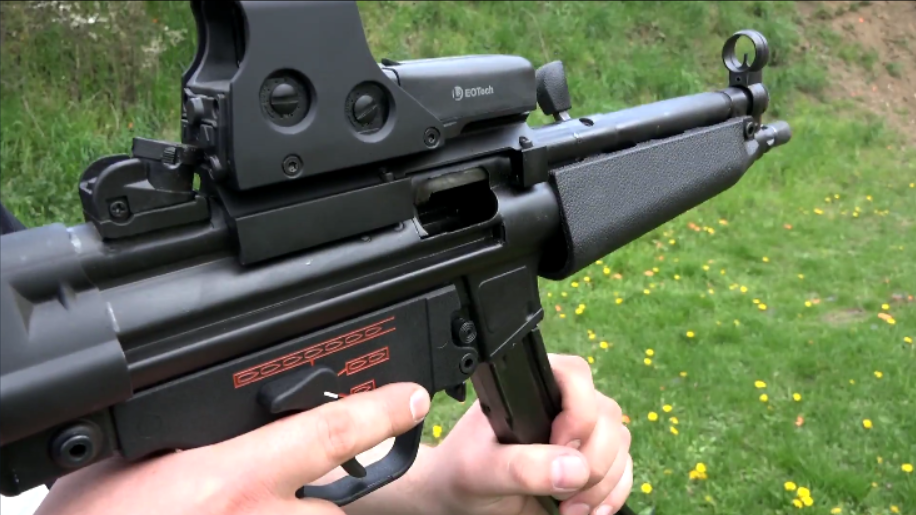 比较熟悉的hk mp5冲锋枪,采用9毫米口径弹药 户外靶场射击评测