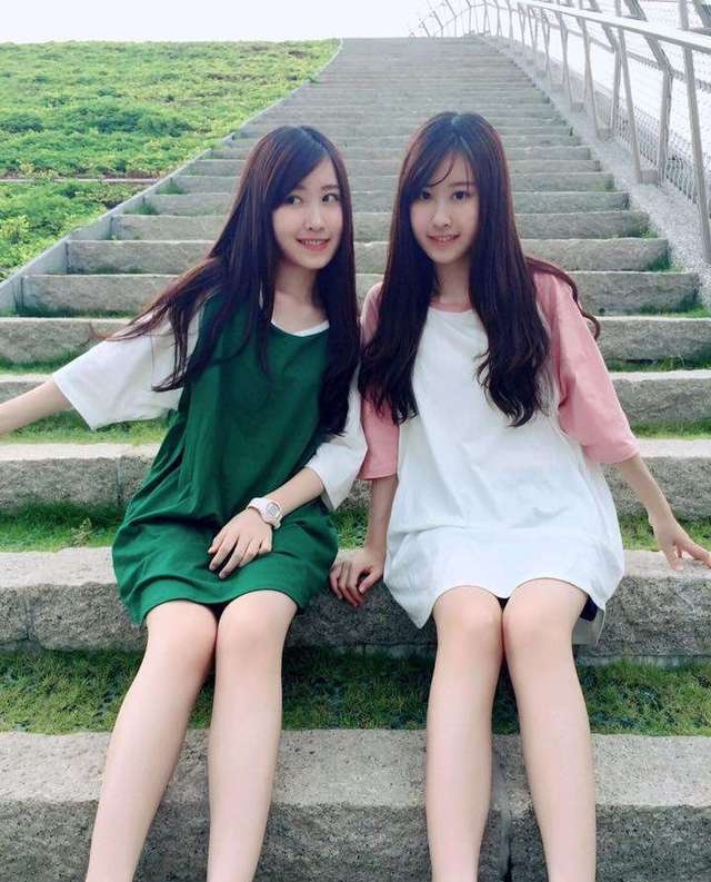 从小美到大的刘海双胞胎姐妹,现在掀起刘海,粉丝已经250万!