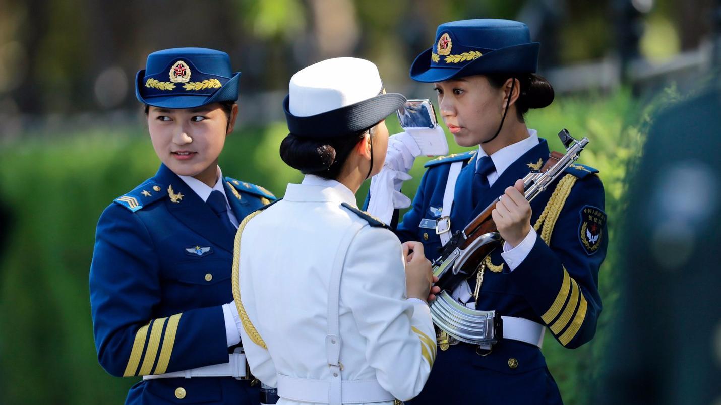 驻香港三军依仗女兵,军姿标准动作利落,有颜值更有军人气质!