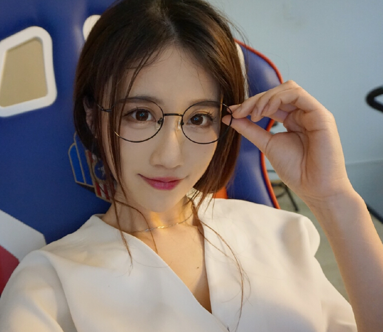 虎牙轩子巨2兔把木质的饭碗戴在头上,临近30还卖萌毫无违和感