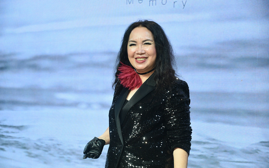 66岁苏芮一身黑装魅力不减 举办35周年音乐会献唱嗨翻天