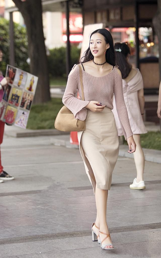 成都街拍时尚另类的夏季搭配潮女标配首选