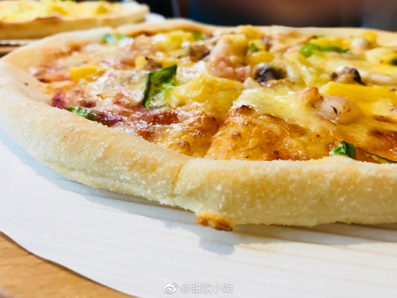 必胜客出新一代意式手拍薄底披萨啦!鲜香菌菇鸡腿肉比萨