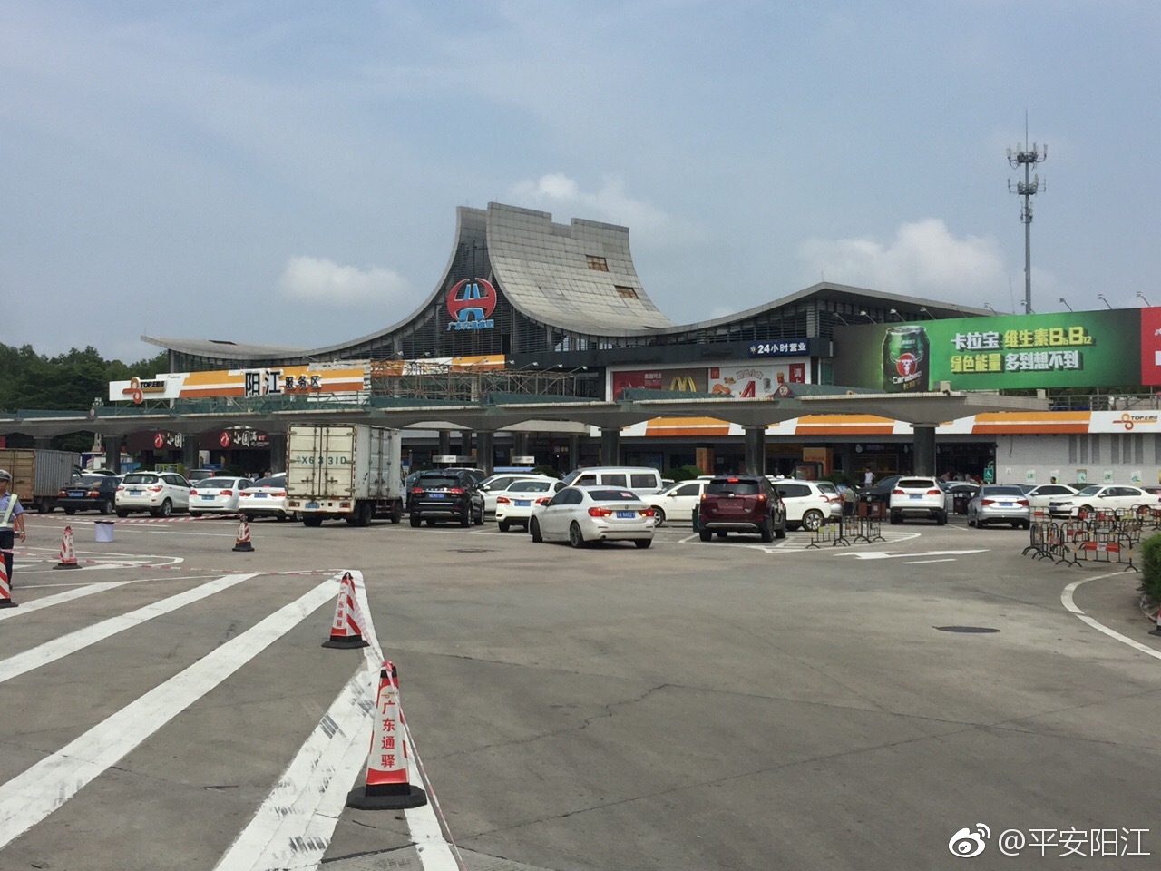 阳江高速顺畅,服务区车位充足