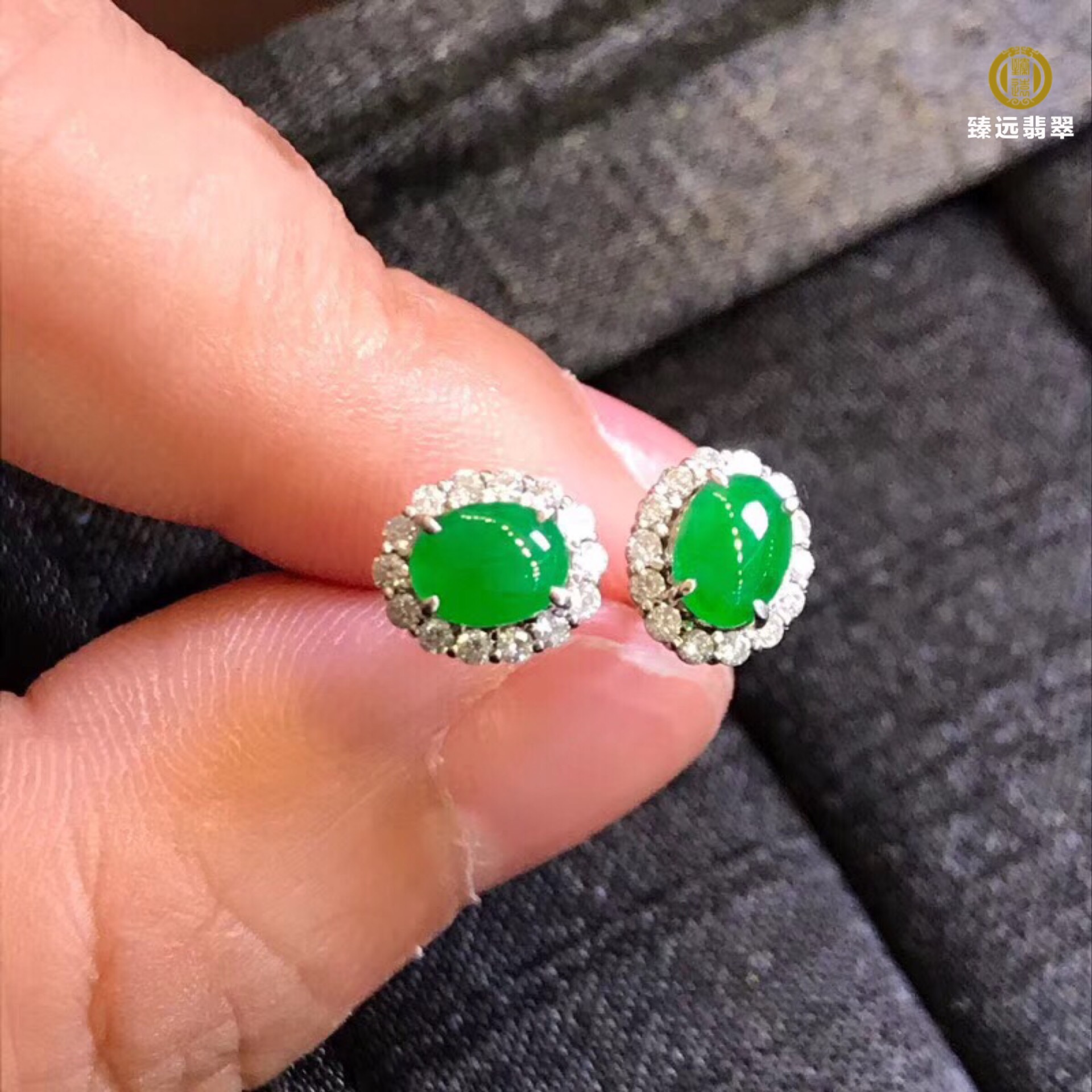 伟德国际全面解析翡翠蛋面耳钉镶嵌款式：图片、寓意一网打尽