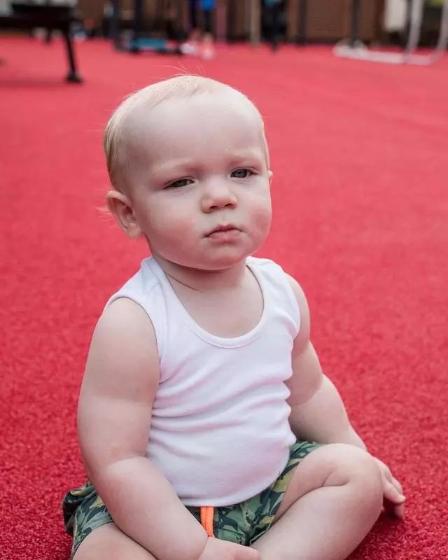 虎父无犬子:"嘴炮"康纳的儿子面露凶光,初现格斗天赋