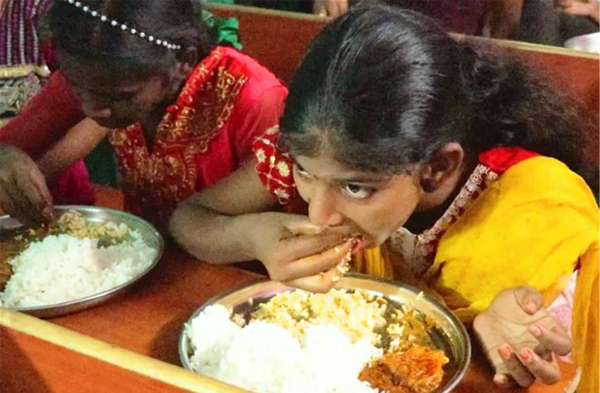 斯里兰卡用手吃饭图片