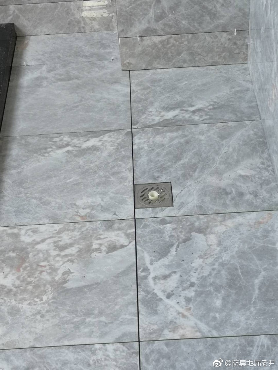 粉丝地漏实装这个镍拉丝色搭配这个瓷砖还是可以的