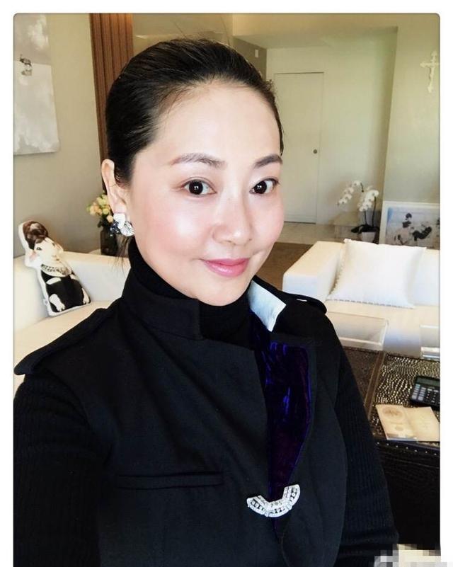 她最火的时候息影嫁给张卫健, 但现在风格大变发福严重!