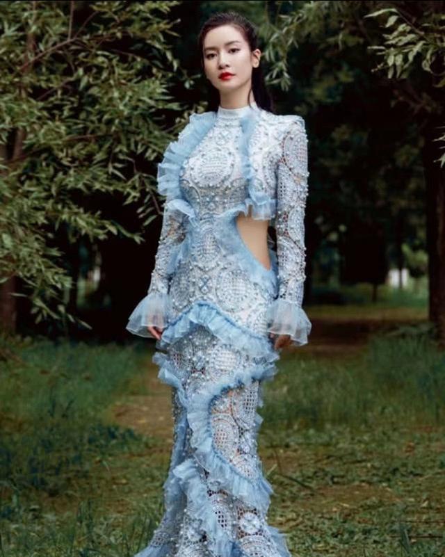 辣妈李晟产后晒出一组写真,一袭"挖腰裙"凹凸有致,身材满分!