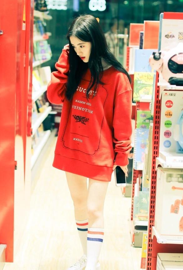 鞠婧祎现身超市购物,穿一件红色的卫衣,看起来整个人好亮眼!
