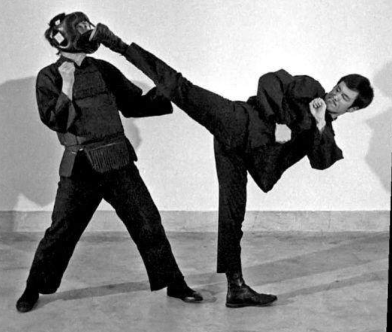 一代宗师李小龙,一生堪称无敌,但妻子却说出了他最害怕的对手