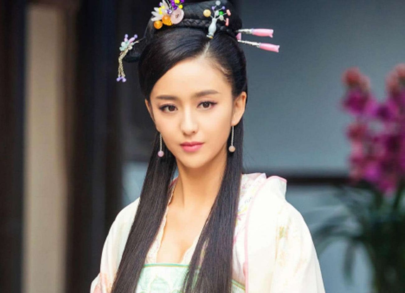 同样是女星古装造型,唐嫣俏皮可爱,胖迪美丽动人!最