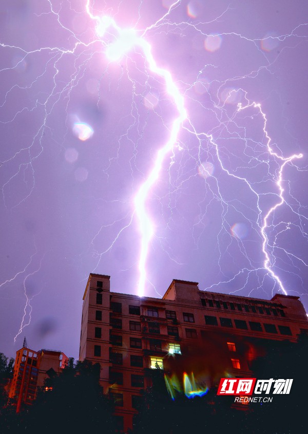 绚烂闪电划破夜空 衡阳遭强暴雨天气