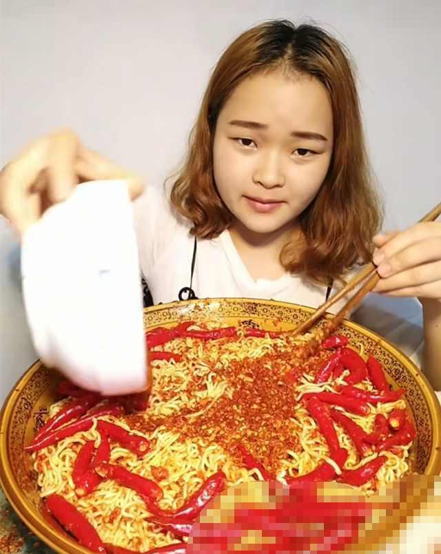 美女主播吃相让人一言难尽,吃了又吐,网友:白瞎这些美食了!