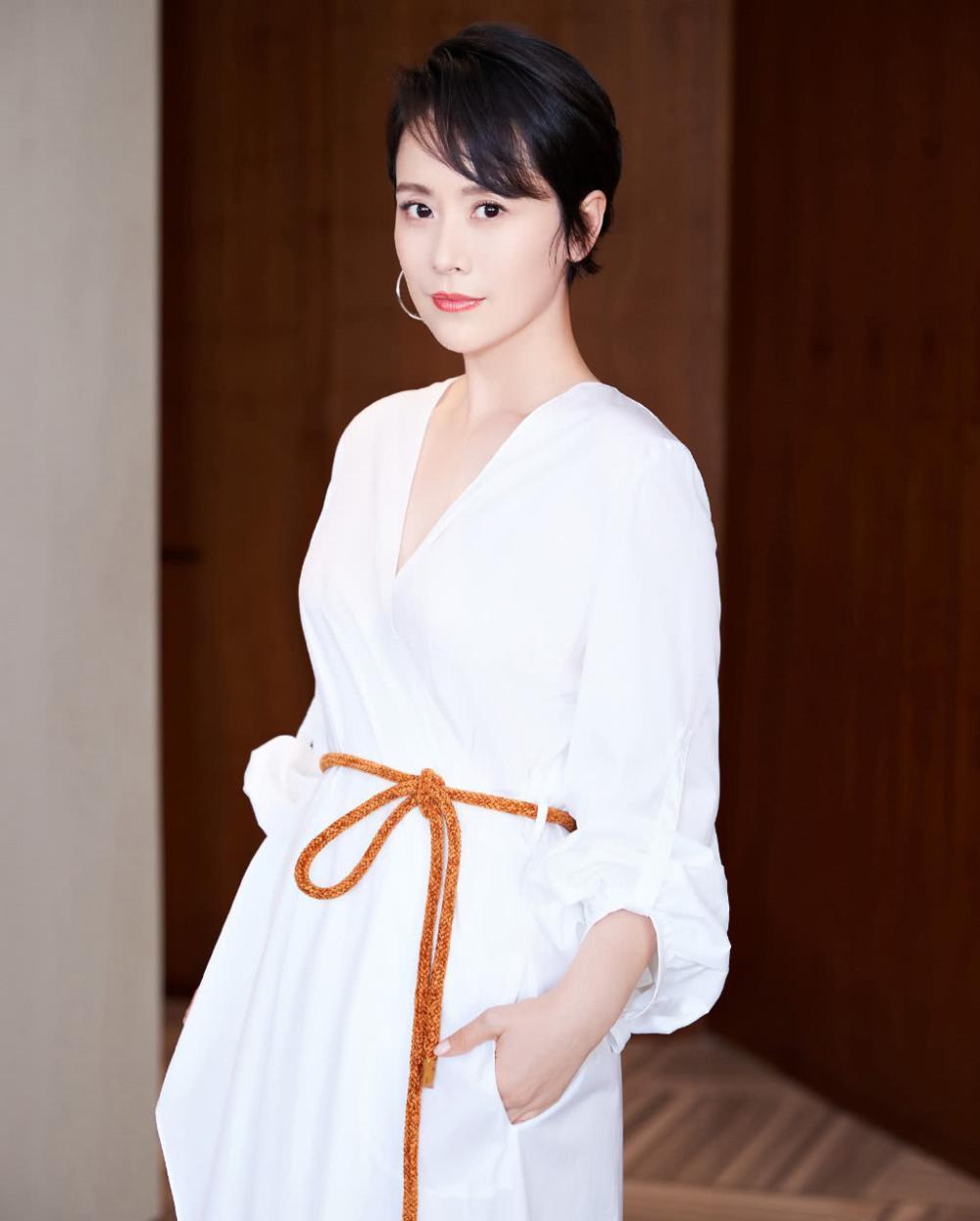 海清出席活动,连衣裙朴素的像白床单,系一根尼龙绳莫名时尚!