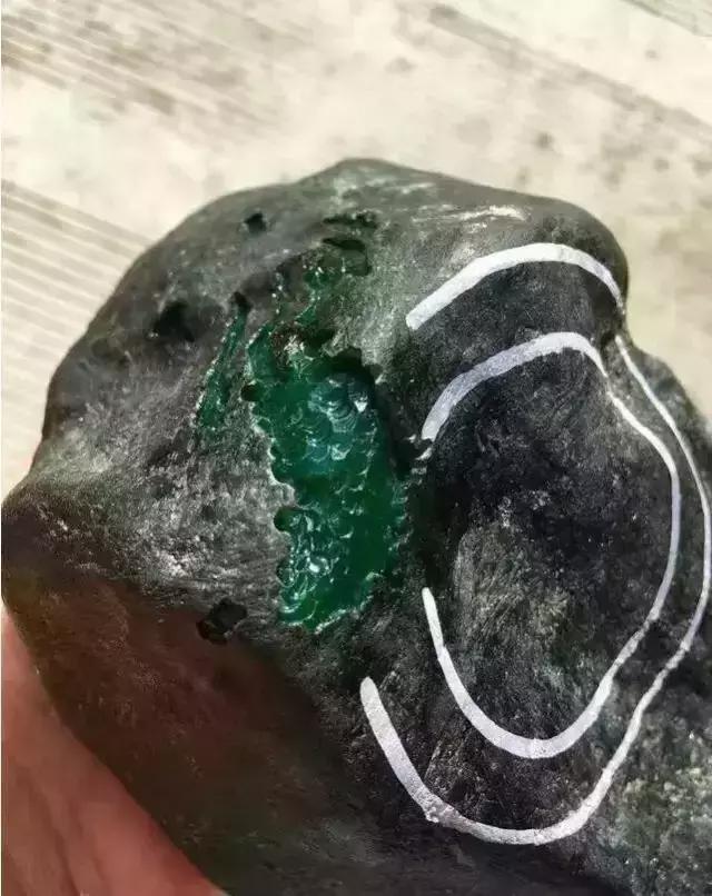 满绿极品翡翠原石开料, 当场狂赚百万!