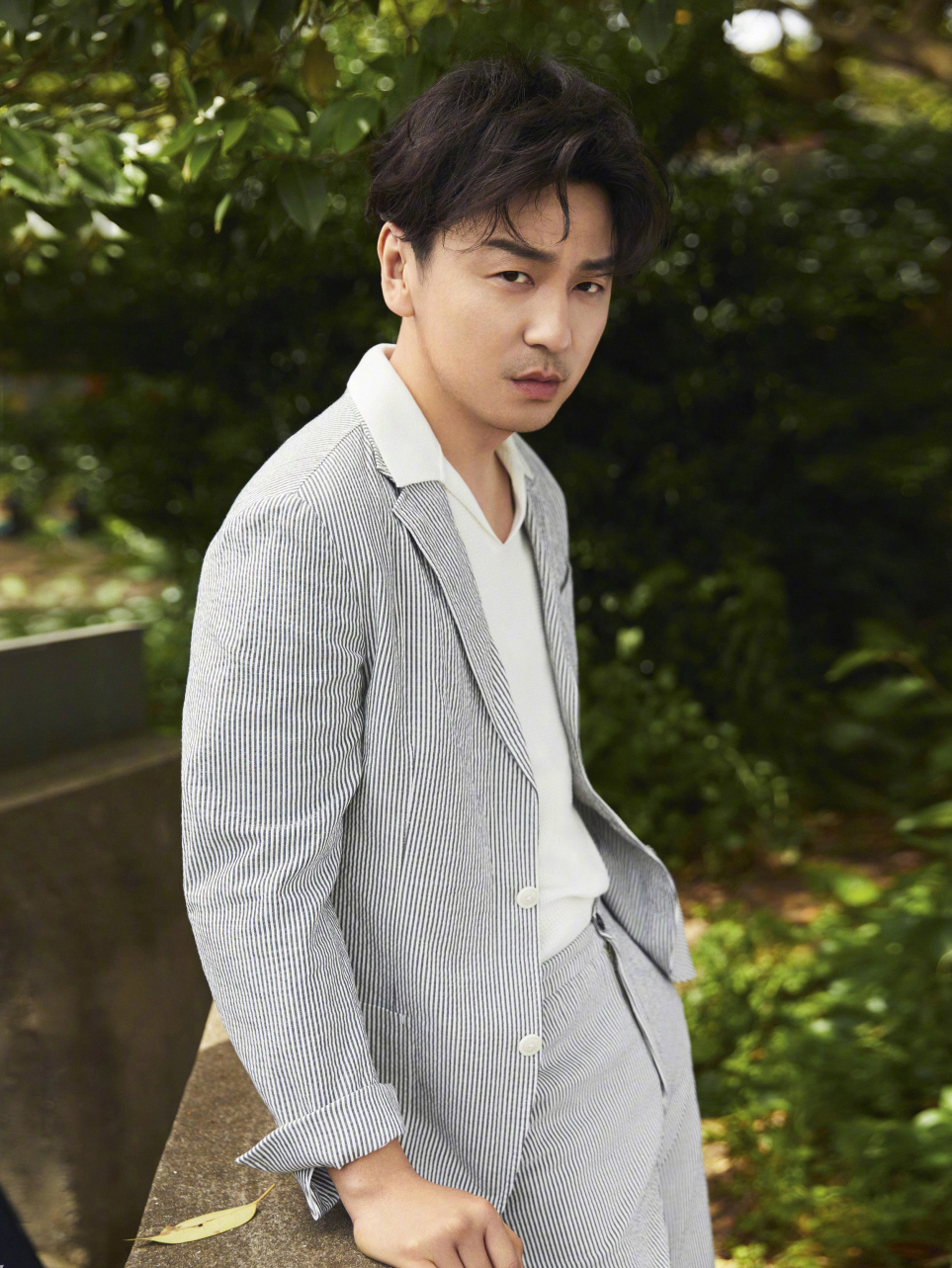 几套造型风格百变,时而是帅气大叔,时而又像阳光少年,雷佳音的可塑性