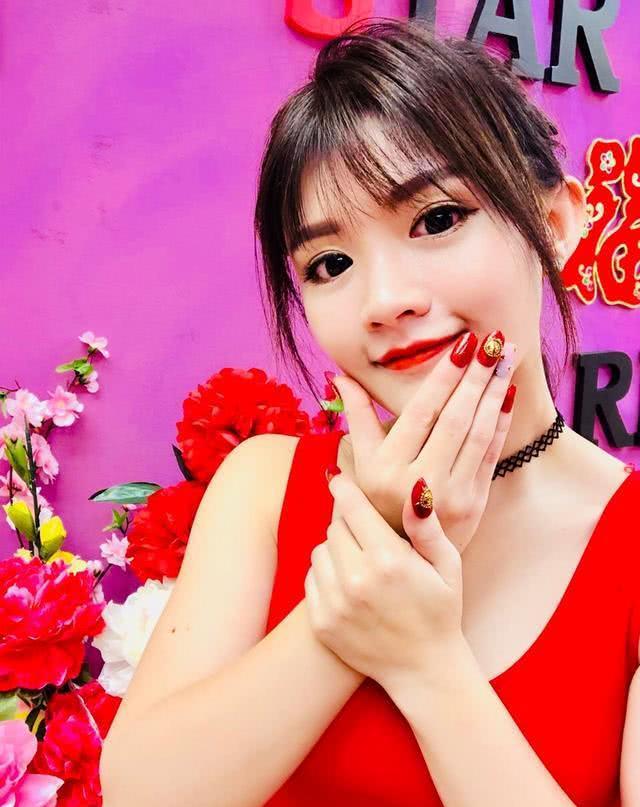 王雪晶8岁出唱片红遍大江南北,如今31岁坚持唱歌却无人问津!