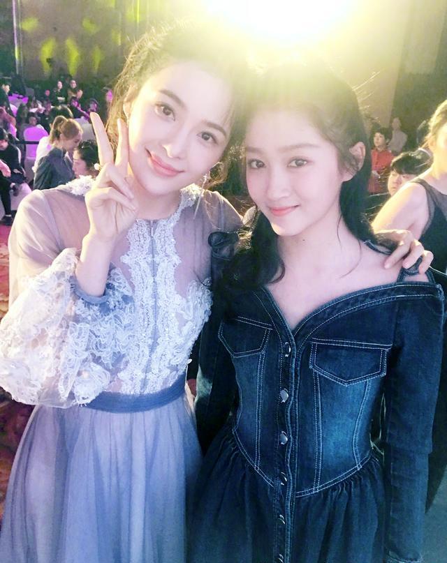 关晓彤与赵韩樱子同框,满脸无奈,172身高竟然被比下去了!