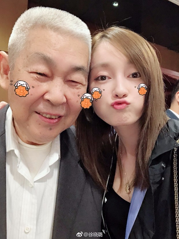 徐晓璐中秋晒与爷爷自拍 嘟嘴卖萌画面温馨