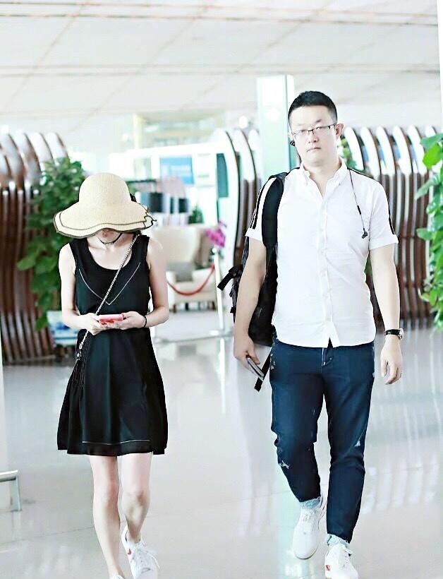姚笛机场与男友同框, 被赞最萌身高差, 为秀恩爱还特地穿了情侣鞋