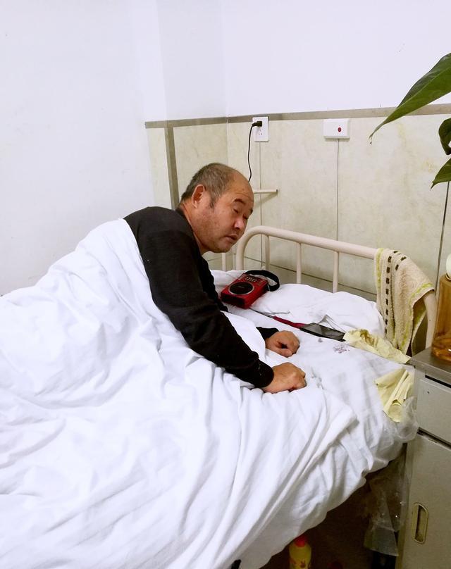 瑟瑟发抖,成都男子卧床玩手机致高位截瘫,关键是这还没完!