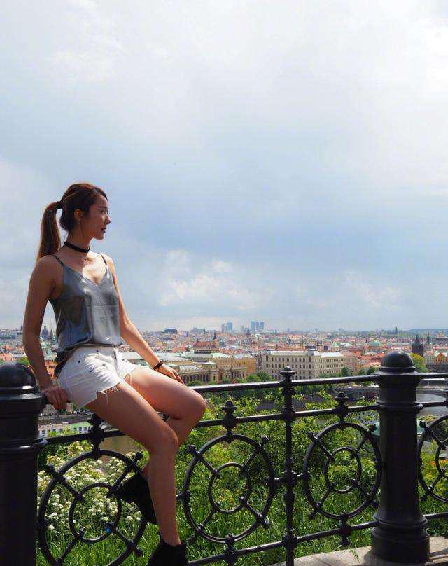 照片中李亚男身着银灰色吊带上衣搭配白色牛仔短裤,好身材尽显