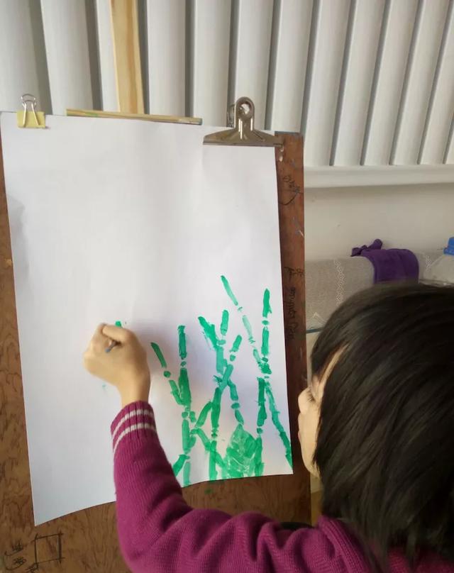 女儿用左手画画