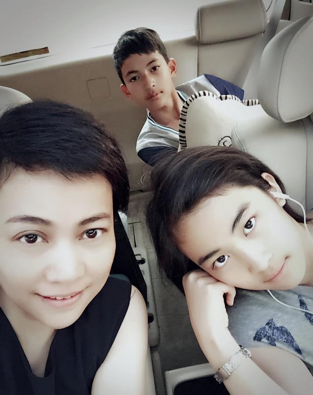 景岗山全家生活照曝出 儿子帅气女儿大长腿抢镜