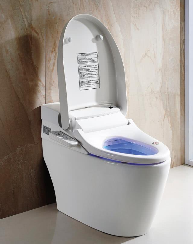 卫生间马桶怎么选老师傅一看二敲三掂量拒绝堵塞和返味