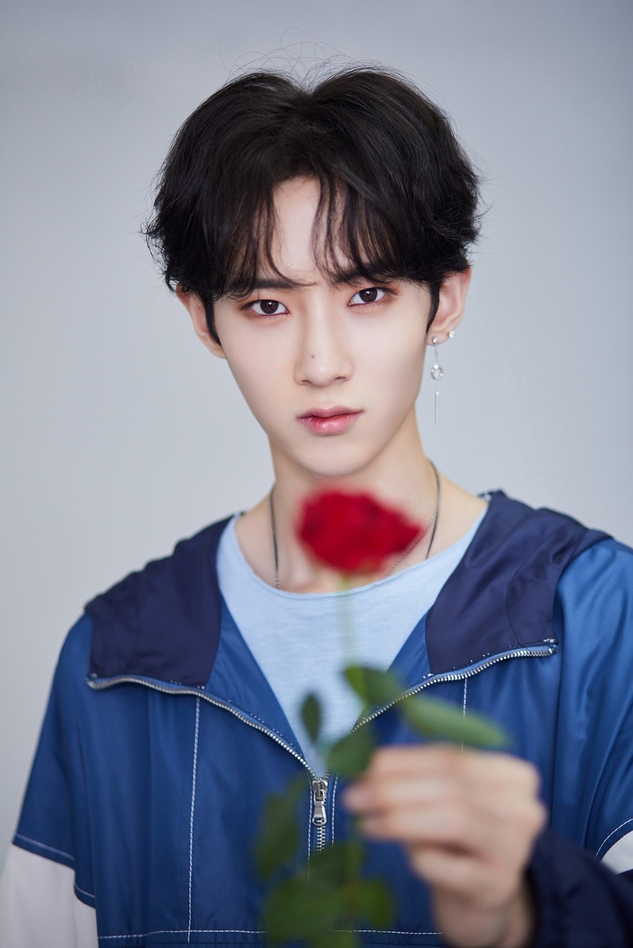 乐华七子next化身持花少年 放送时尚魅力