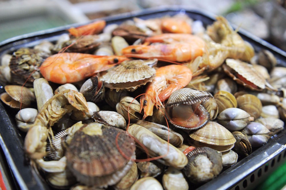 日照岚山海鲜楼点菜间无意中露出海鲜丰富 这里海鲜能让你吃到撑