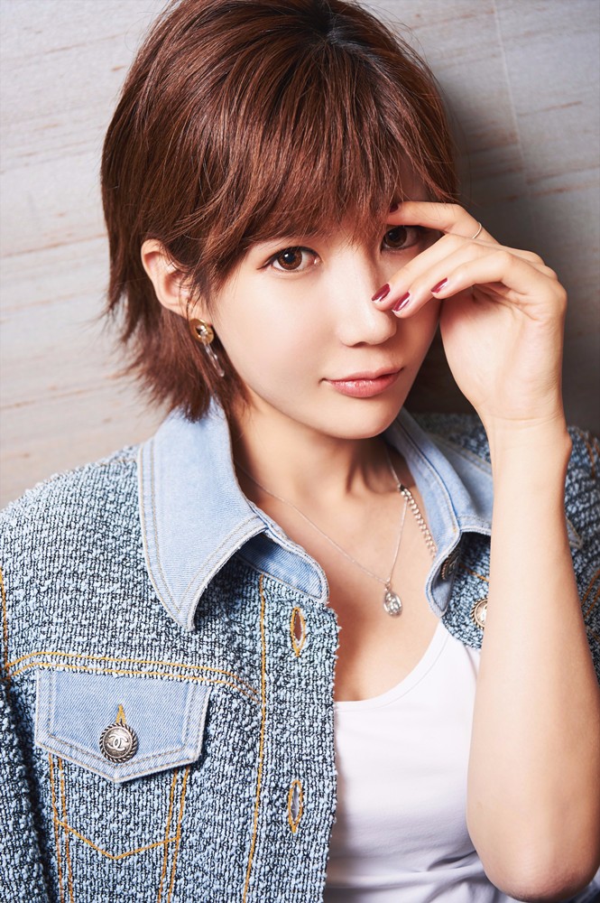 金伶佳甜美亮相时尚活动 少女感满满